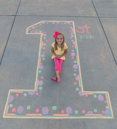 1st Grade back-to-school sidewalk chalk picture! Sidewalk Chalk Pictures, Sidewalk Chalk Photos, 1st Day Of School Pictures, Chalk Pictures, Chalk Photos, Fun Chalk Art, First Day Of School Pictures, Photo Bb, Back To School Pictures