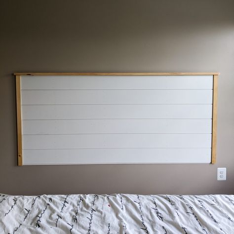 Black Shiplap Headboard, Shiplap Headboard Diy, Diy Headboard Ideas Easy Cheap, Wood Wall Headboard, Fake Headboard Ideas, Fake Headboard, Diy King Headboard, Shiplap Headboard, Homemade Headboards