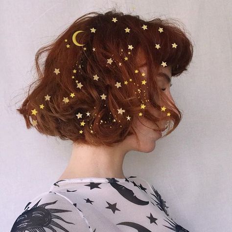 I need to know how to put stars in my hair irl I need to know!!!!! Themed Hairstyles, Starry Aesthetic, Starry Hair, Hair Wedding Styles, Liberty Mai, Bob Haircut Curly, Night Hairstyles, Shot Hair Styles, Hair Wedding