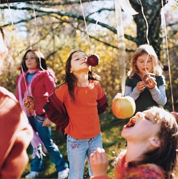 Tie food on a string and blindfold kids as they try to eat it. Bob For Apples Alternative, Bobbing For Apples Game, Bob For Apples Game, Apple Bobbing Alternatives, Apple Bobbing Games For Kids, Bobbing For Apples Alternative, Bob For Apples, Harvest Party Games, Olympic Party Games