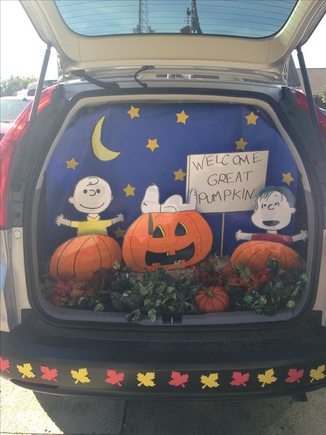 Charlie Brown Trunk Or Treat, Trunk Or Treat Themes, Trunk Or Treat Decorations, Halloween Interior Decorations, Halloween Car Decorations, Trunker Treat Ideas, Trunk Or Treat Ideas, Halloween Themed Birthday Party, Spooky Haunted House