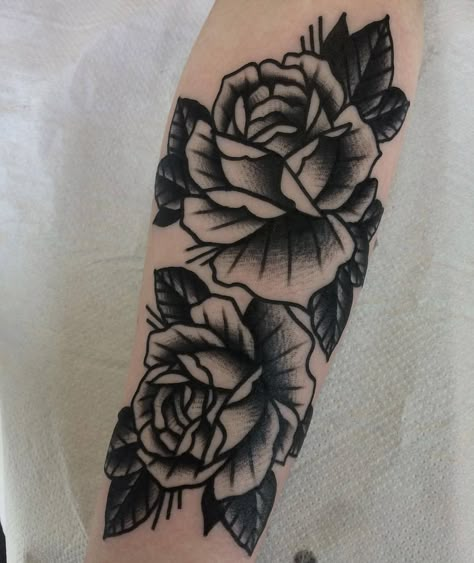 Wörter Tattoos, Traditional Tattoo Flowers, Rose Tattoo Sleeve, Traditional Style Tattoo, Tattoo Practice, Black Rose Tattoos, Traditional Tattoo Sleeve, Flash Tattoos, Sleeve Ideas