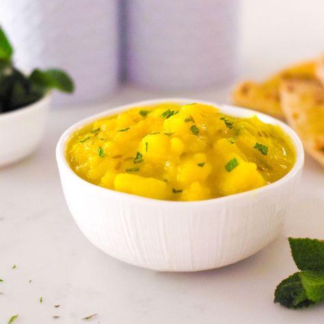 Yellow Potato Curry, Easy Potato Curry Recipes, Potato Curry Indian, How To Make Yellow, Rose Pistachio, Bean Curry, Curry Indian, Bunny Chow, Beans Curry