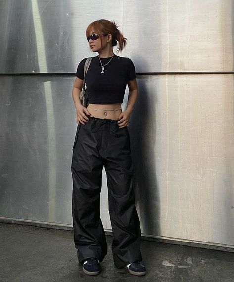 Rave Cargo Pants Outfit, All Black Cargo Pants Outfit, Sport Pants Outfit, Cargo Outfits Women, Pajama Pants Outfit, Cargo Fits, Parachute Pants Outfit, Street Wear Aesthetic, Girls Corset