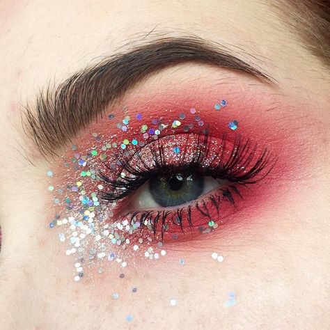 The way HBO’s Euphoria inspired all of us to try bold makeup will remain one of the most influential moments in the beauty world. Glitter Carnaval, Make Carnaval, Glitter Makeup Looks, Bright Makeup, Pinterest Makeup, Festival Makeup, Smokey Eyes, Glitter Eyes, Makeup For Beginners