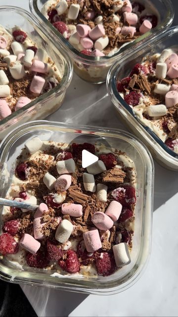 Emily Mazz | Fitness Coach / Nutritionist on Instagram: "OVERNIGHT ROCKY ROAD WEETBIX 😍🍫🍓  ALL FOR ONLY 327 CALORIES, 22g protein, 5 fat, 48 carbs🔥  This might just beat my rocky road oats🤭  INGREDIENTS: for each serve add: - 2 crushed weetbix (~33g) - 100mL unsweetened almond milk  - 160g @yoproau yogurt - I used salted caramel  - 50g of frozen raspberries  - 10g of mini marshmallows  - chocolate of choice (i used approx 8g of flake)🍫  SAVE THIS FOR YOUR NEXT MEAL PREP!   Please tag me in your recreations! 🥰  #proteinoats #overnightweetabix #weetbix #rockyroad #rockyroadoats #mealprep #highproteinbreakfast #highproteinmeals #mealprepideas #breakfastideas #caloriedeficitmeals #easybreakfastideas #mealprepsunday #breakfast #highprotein" Wheatbix Breakfast Ideas, Weetbix Overnight, Weetabix Recipes, Frozen Raspberries, Food Homemade, Sunday Meal Prep, High Protein Breakfast, Breakfast Meal Prep, School Food