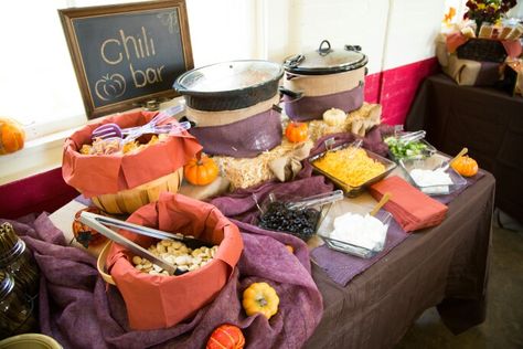 Diy fall / rustic wedding chili bar with Burlap Chili Wedding Reception, Chili Bar Ideas Fall Party, Chili Bar Wedding, Chili Bar Wedding Reception, Fall Chili Bar, Chili Bar Baby Shower Ideas, Wedding Food Buffet, Diy Wedding Reception Food, Chili Bar Party