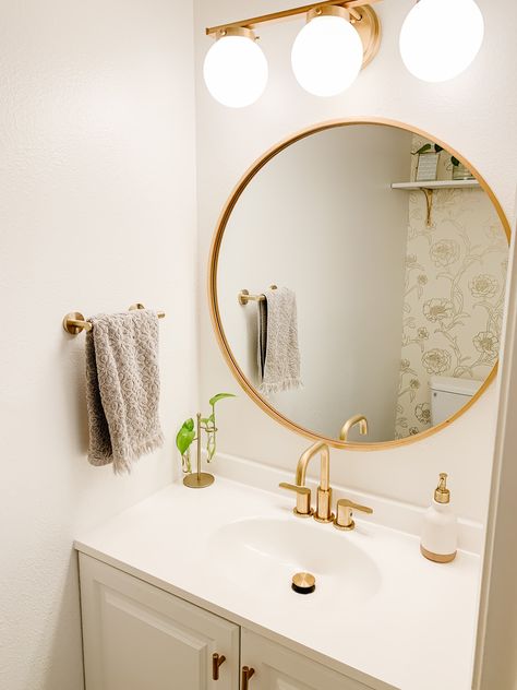 A guest bathroom with white and gold accents and floral wallpaper. Gold Shower Curtain, Gold Bathroom Decor, Gold Fixtures, White Interior Design, Bathroom Redesign, Bathroom Design Decor, Guest Bathrooms, White Vanity, Gold Bathroom