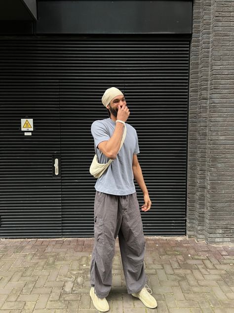 Baggy jaded london Cargo pants with blue oversized uniqlo basic t shirt Jaded London, Basic T Shirt, Uniqlo, Cargo Pants, London, Pants, T Shirt, Blue, Trousers