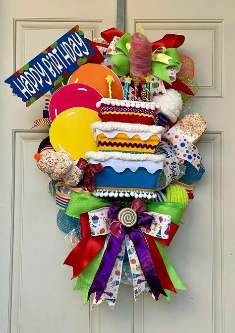 Birthday Wreath Diy, Birthday Wreaths, Grave Arrangements, Office Birthday Decorations, Fun Wreaths, Birthday Deco, Deco Halloween, Bullentin Boards, Birthday Wreath