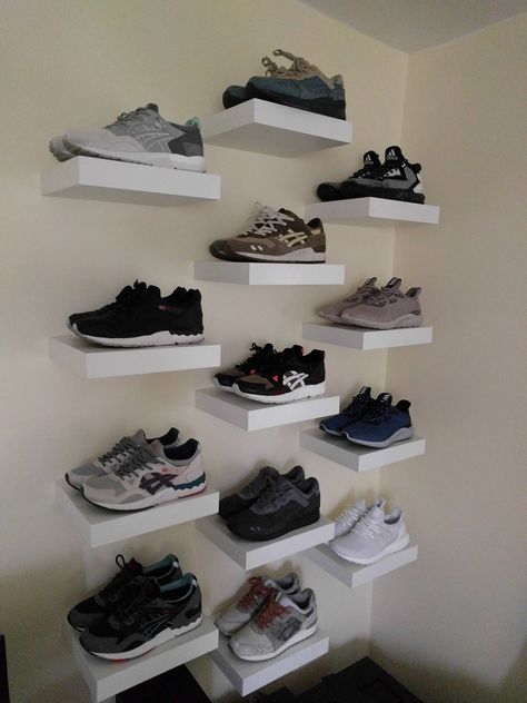 Sneaker Display Bedroom Floating Shelves, Floating Wood Shelves For Shoes, Shoes On Shelves, Shoe Shelves Ideas, Shoe Shelf On Wall, Shoe Shelf Diy Closet, Shoe Wall Display Bedrooms, Shoe Display Shelf, Shoe On Wall