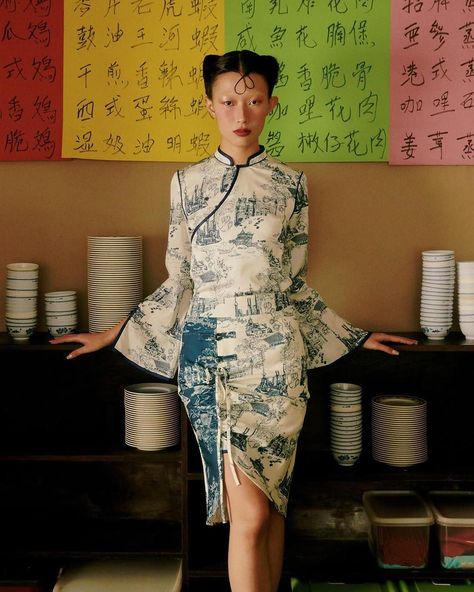 Chinese Outfits Modern, Chinese Dress Traditional, Qipao Modern Cheongsam, Festival Moodboard, Chinese Clothing Modern, Modern Chinese Fashion, Fantasy Ocs, Chinese Dress Modern, Modern Chinese Dress