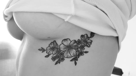 Cover Up Tattoos Underboob, Underboob Cover Up Tattoo, Underboob Tattoo Coverup, Side Underboob Tattoo, Underboob Tattoo Black Women, Women Sternum Tattoo, Tattoo Writing Styles, Tattoos Cool, Tattoo Side