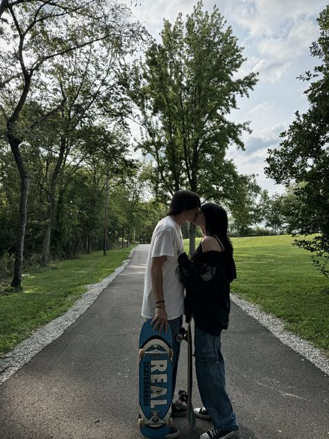 #skater #couple #skateboard #aesthetic #idea #relationship #boyfriend #girlfriend #goth #grunge #emo Skater Boyfriend Aesthetic, Grunge Boyfriend Aesthetic, Grunge Couple Pictures, Grunge Love Aesthetic, Skater Couple Aesthetic, Skate Couple, Grunge Couple Aesthetic, Couple Graffiti, Skateboarding Couples