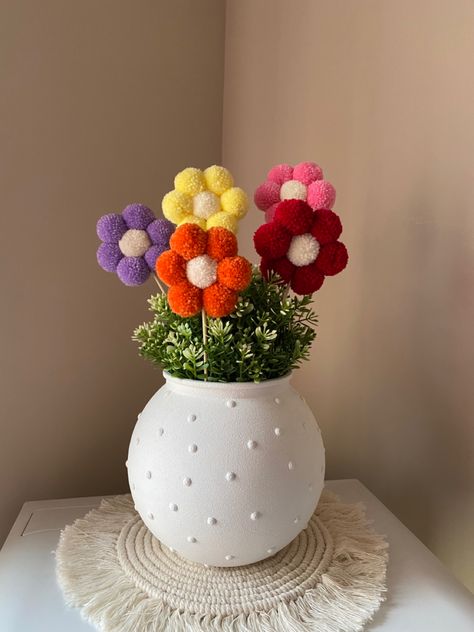 Pompon Ideas, Pom Pom Flowers Diy, Pom Pom Crafts To Sell, Pom Pom Ideas, Pompom Ideas, Pompom Flowers, Pompom Crafts, Pompom Art, Pom Pom Flower