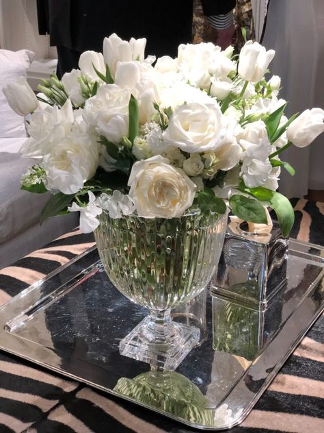 Ralph Lauren Floral Arrangements, Ralph Lauren Modern Penthouse, White Rose In Vase, Ralph Lauren Tea Set, White Roses Vase, Flower Vase Ideas, Home Interior Accessories, White Flower Arrangements, Flowers Vase