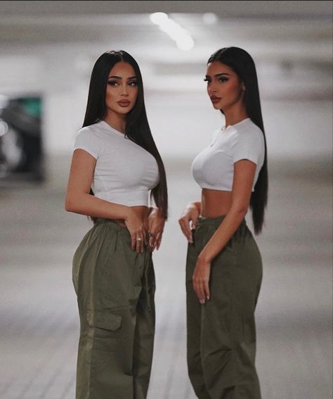 Sisters Photoshoot Ideas, Dilara Ozcan, Abaya Outfit, Bestie Outfits, Bff Photoshoot, Office Outfits Women, Cute Friend Photos, Cute Couple Poses, Army Girl