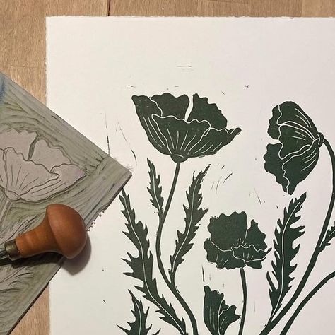 Linocut poppy in green - also available in other colors Poppy Linocut, Elegant Wine, M Design, Lino Cut, Art Jewelry Contemporary, Instagram S, Printing Press, Paper Projects, Art Jewelry