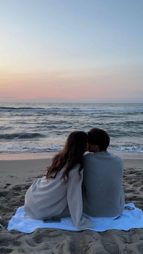 Couple In Beach, Love Story Instagram, Photo With Boyfriend, Love Story Ideas, Brown Couple, Pic Couple, Fake Pic, Couple Date, Beach Couple