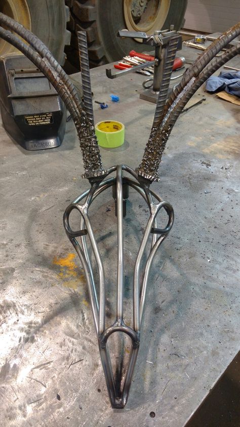 Steel deer skull Welding Projects Sculptures & Statues, Art Fer, Metal Sculpture Artists, Cool Welding Projects, Welded Metal Projects, Welding Crafts, Recycled Metal Art, Welding Art Projects, Metal Working Projects