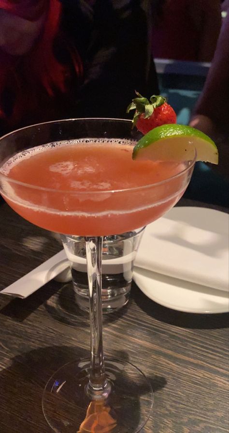 Cocktails Aesthetic, Liqueur Drinks, Snapchat Video, Bourbon Drinks, Pretty Drinks, Daiquiri, Food Videos Cooking, Food Snapchat, Cafe Food