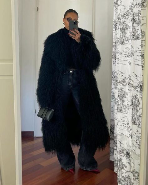 [kult kee·yet] Cold Rainy Night Out Outfit, Winter Fashion Outfits Black Women, Black Fur Coat Outfit, Shearling Coat Outfit, Fur Jacket Outfit, Concert Outfit Winter, Fur Coat Outfit, Cute Date Outfits, Venus Fashion