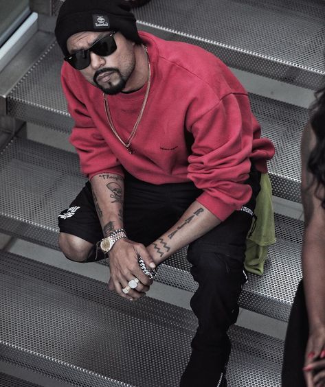 BOHEMIA on Instagram: “On the set of my first SOLO video from #SNBV2 how do I looook? 😝” Bohemia Singer, Bohemia Rapper, Desi Hip Hop, Bohemia Photos, Solo Video, New Nature Wallpaper, Sidhu Moosewala, Rapper Style, Tiger Shroff