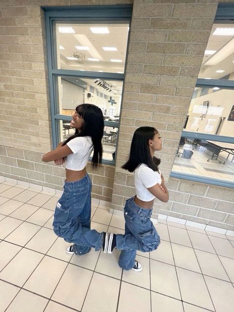 Cute Friend Poses, Bff Matching Outfits, Movie Bloopers, Friends Pics, Bestie Outfits, Matching Outfits Best Friend, Friend Pictures Poses, Best Friend Outfits, Twin Outfits