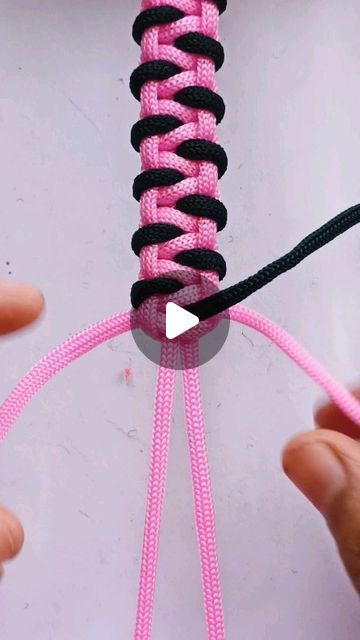 Easy Knotted Bracelet, Silky Cord Bracelet Diy, Ripcord Bracelet, How To Make Friendship Band, Friendship Bracelets Patterns Tutorials, Easy Paracord Bracelets, Homemade Friendship Bracelets, How To Make Friendship Bracelets, Easy Bracelets To Make