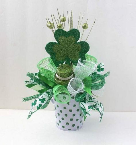 14 St. Patrick's day centerpiece Ideas which are perfect parley of fun & luck - Hike n Dip At Patrick’s Day Centerpieces, Saint Patricks Day Flower Arrangements, St Patricks Day Centerpiece Ideas, Sant Patrick, St Patricks Decorations, St Patties, St Patric, St Patricks Crafts, Diy Centerpiece