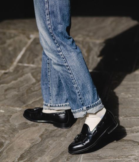 Loafers And Jeans, Loafers Men Outfit, Loafers And Socks, Black Loafers Men, Shoes And Socks, Loafers Outfit, Tassel Shoes, Bad Influence, Black And White Shoes