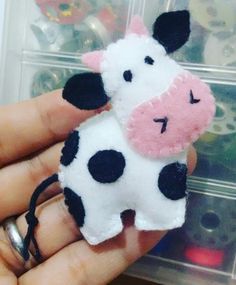 Felt Cow Ornament, Felt Cow, Cow Craft, Diy Felt Christmas Ornaments, Christmas Fabric Crafts, Felt Keychain, Cow Ornaments, Felt Ornaments Patterns, Felt Animal Patterns