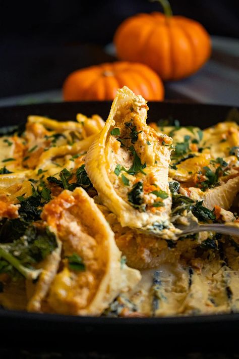 Vegan Pumpkin Stuffed Shells with Charred Greens - The Friendly Feast - Vegan Recipes Pumpkin Stuffed Shells, Pumpkin Alfredo Sauce, Vegan Stuffed Shells, Vegan Cashew Cheese, Cashew Cream Sauce, Dairy Free Pumpkin, Garlic Soup, Italian Spices, Stuffed Shells Recipe