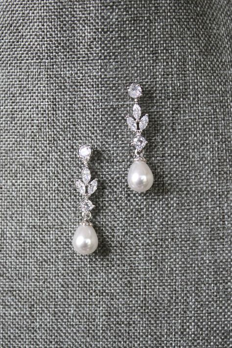 Luxury Wedding Pearl Earrings, Luxury Pearl Earrings For Wedding, Luxury Minimalist Wedding Jewelry, Luxury Classic Engagement Earrings, Wedding Earrings 2022, Luxury Minimalist Wedding Earrings, Simple Wedding Jewelry Earrings, Luxury White Minimalist Wedding And Engagement Jewelry, Minimalist Luxury Wedding Jewelry