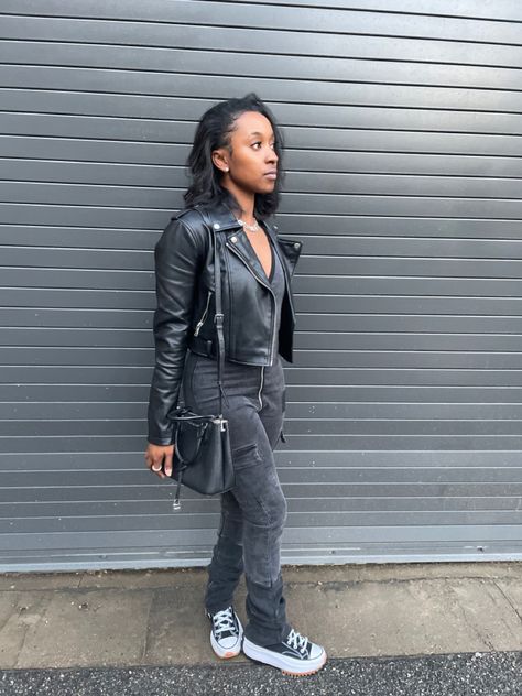 Leather Jacket Black Women, Leather Jacket Outfits Black Women, Leather Jacket Outfit Black Women, Black Leather Jacket Outfit, Throwing Fits, Minimalistic Outfits, Style Bundle, Chill Fits, Aesthetic Outfit Ideas