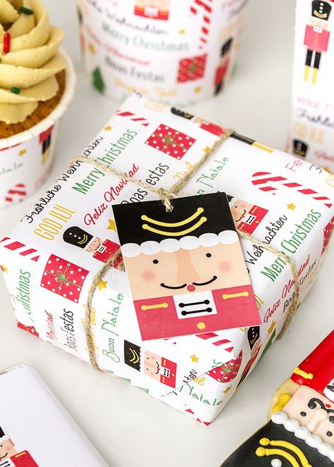 Imprimible gratuito de Navidad | Postreadicción: Cursos de pastelería, galletas decoradas, cortadores, papel de azúcar y mucho más. Fall Paper Crafts, Christmas Projects Diy, Christmas Inspo, Christmas Packaging, Christmas Characters, Christmas Illustration, Christmas Wrapping Paper, Cakepops, Christmas Activities