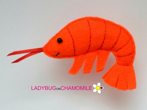 Cute miniature SHRIMP magnet made from colorful felt fabric. This stuffed felt Shrimp is originally designed as a great home decor or adorable gift for your loved ones, educational for kids , fun for all ages. The Shrimp can be made as a magnet, double sided toy or hanging Felt Shrimp, Shrimp Ornament, Fish Purse, Felt Giraffe, Felt Fish, Baby Mobil, Felt Animal Patterns, Hanging Door, Cute Miniature