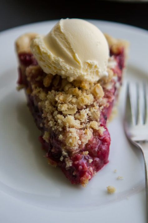 Mixed Berry Streusel Pie: Good! Try cooking on bottom rack at 405 to get the bottom nice and cooked. Berry Streusel, Streusel Pie, Mixed Berry Pie, Perfect Chocolate Chip Cookies, Berry Pie, Pumpkin Pie Recipes, Homemade Pumpkin, Pie Dessert, Mixed Berries