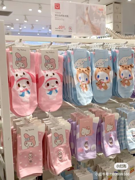 Miniso Products, Sanrio Things, Sanrio Fashion, Art Deco Invitations, Lisa Or Lena, Hello Kitty Videos, Cute Luggage, Jelly Wallpaper, Boy Best Friend Pictures