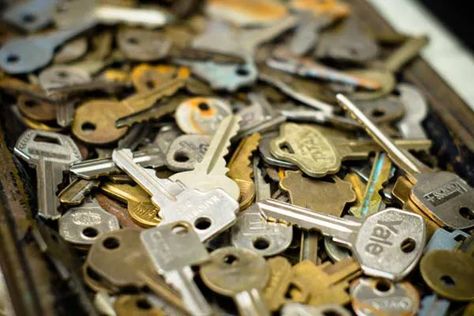 10 Uses for Keys - This Old House Keys Crafts Ideas, Key Crafts Recycled, Old Keys Repurpose, Old Key Crafts, Repurpose Crafts, Fork Crafts, Keys House, Key Diy, Key Crafts