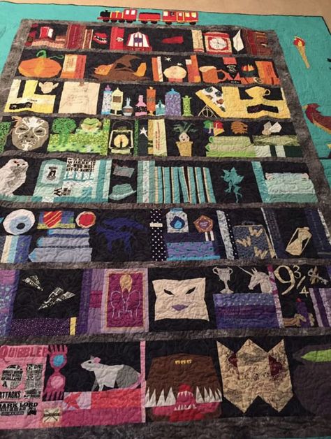 Harry Potter Quilts, Nerdy Quilts, Book Quilt Pattern, Bookshelf Quilts, Artsy Quilts, Harry Potter Tag, Sewing Pillows Ideas, Bookcase Quilt, Story Quilts