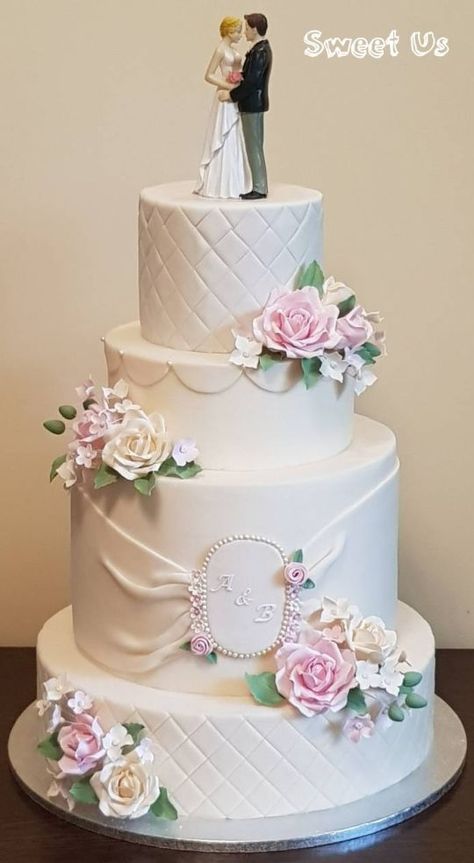 Wedding Cake Ideas Elegant, Fancy Wedding Cakes, Pretty Wedding Cakes, Wedding Cake Design, Wedding Cake Roses, Romantic Wedding Cake, Chocolate Wedding Cake, Amazing Wedding Cakes, Gorgeous Wedding Cake