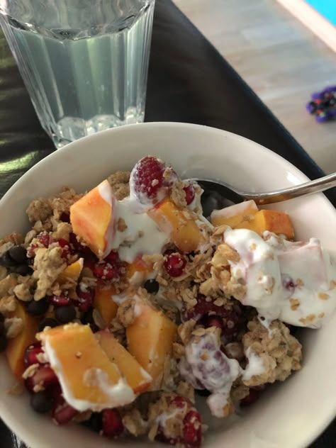 Greek Yogurt And Granola Breakfast, Yogurt With Granola And Fruit, Yogurt And Granola Breakfast, Greek Yogurt With Fruit, Greek Yogurt And Fruit, Fruit Granola, Eating Fruit, Yogurt And Granola, Healthy Food Dishes