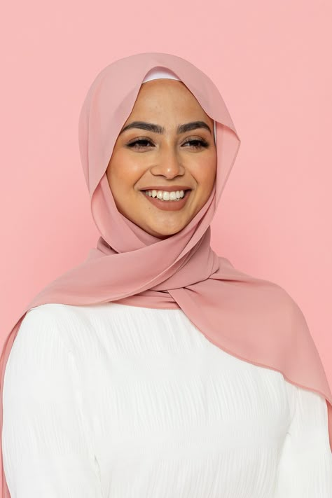 Hijab Scarf Design, Layered Hijab, Hijab Scarf Styles, Hijab With Niqab, Hijab Colours, Braces Dentist, Hijab Pink, Hijab Trend, Haute Hijab