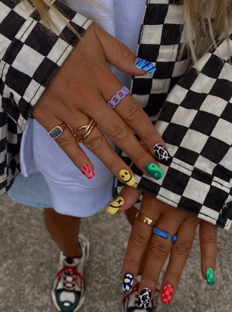 Happy nails 👩‍🎨 Groovy Nail Art, Hipster Nails, Vintage Nail Art, Fancy Nail Art, Hippie Nails, Vintage Nails, Happy Nails, Stylish Nails Designs, Edgy Nails