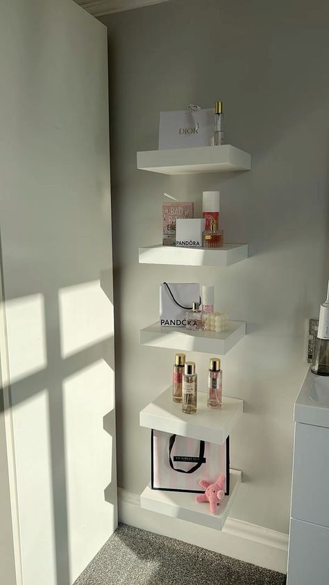 Shoes Bedroom Ideas, Aesthetic Shoe Display, White Shelves Bedroom Aesthetic, Ikea Shelves Decorating Ideas, Room Decor Ideas Shelves, Room Ideas Accessories, Girly Apartment Inspiration, Beauty Room Design Ideas, Room Inspiration Bookshelf