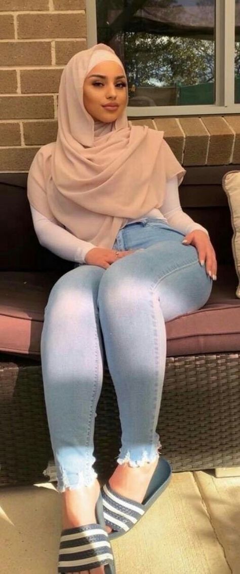 Hijab Fashionista, Muslim Women Fashion, Muslim Women Hijab, Beautiful Muslim Women, Arab Women, Curvy Women Jeans, Muslim Girls, Curvy Girl Outfits, Curvy Girl Fashion