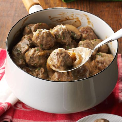 Easy Cocktail Meatballs, Soup Mix Recipes, Cocktail Meatball Recipes, Beef And Pork Meatballs, Onion Soup Mix Recipe, Mushroom Meatballs, Bratwurst Recipes, Sausage Sauce, Cocktail Meatballs