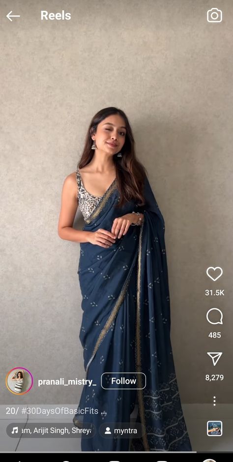 Saree Styles For Graduation Ceremony, Reception Saree Look For Guest, Farewell Sarees For Dark Skin, Saree Graduation Look, Blue Saree Styling, Graduation Saree Ideas University, Saree For Convocation Ceremony, Classy Sarees Elegant, Indigo Cotton Saree