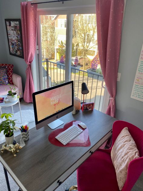 Working Desk In Bedroom, Baddie Office, Office Decor Pink, Colorful Home Office, Girl Boss Office Decor, Chic Office Decor, Farmhouse Vibes, Salon Suites Decor, Beauty Room Decor